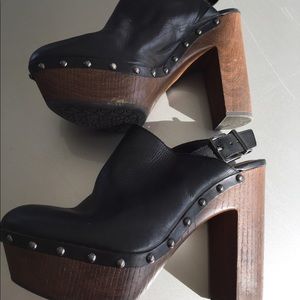 Wide heal women dress shoes